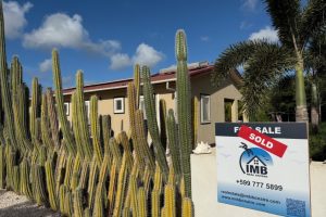 Sur Salinja 18 - Front right - Met bord