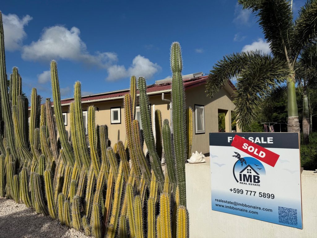 Sur Salinja 18 - Front right - Met bord