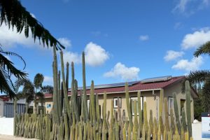 Sur Salinja 18 - Frontside - Met bord